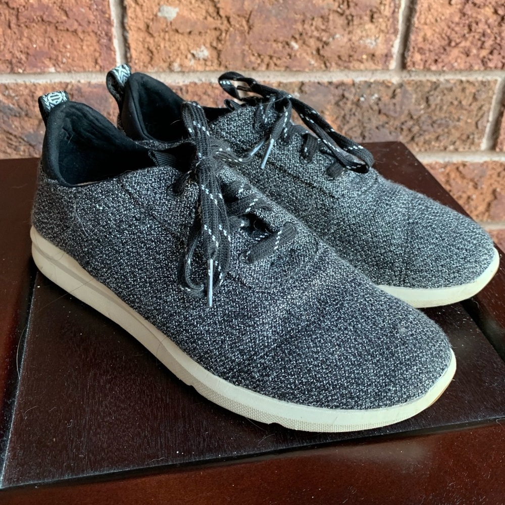TOMS Women’s Cabrillo Sneakers 🌺 Size 6.5
